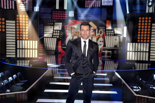 Jesús Vázquez posa en el plató de 'Me lo dices o me lo cantas'