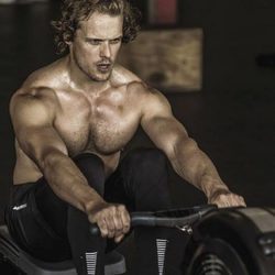 Sam Heughan posa muy sexy, sin camiseta, para Men's Health South África