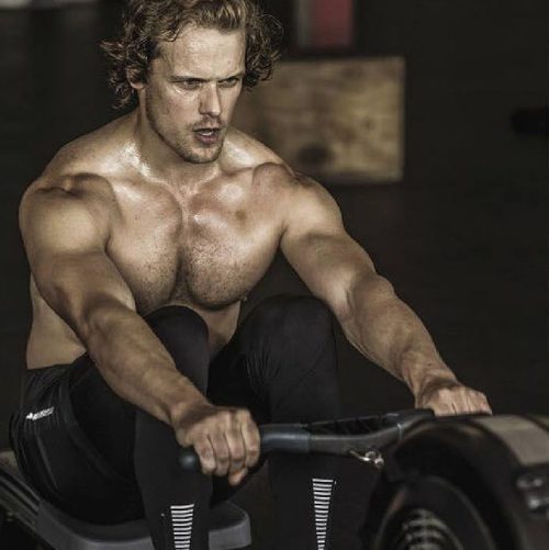 Sam Heughan posa muy sexy, sin camiseta, para Men's Health South África