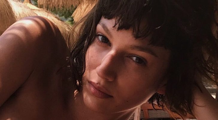 Úrsula Corberó ('La Casa de Papel') posa en topless y sin maquillaje