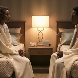 Orlando Jones y Sameerah Luqmaan-Harris en 'Room 104'