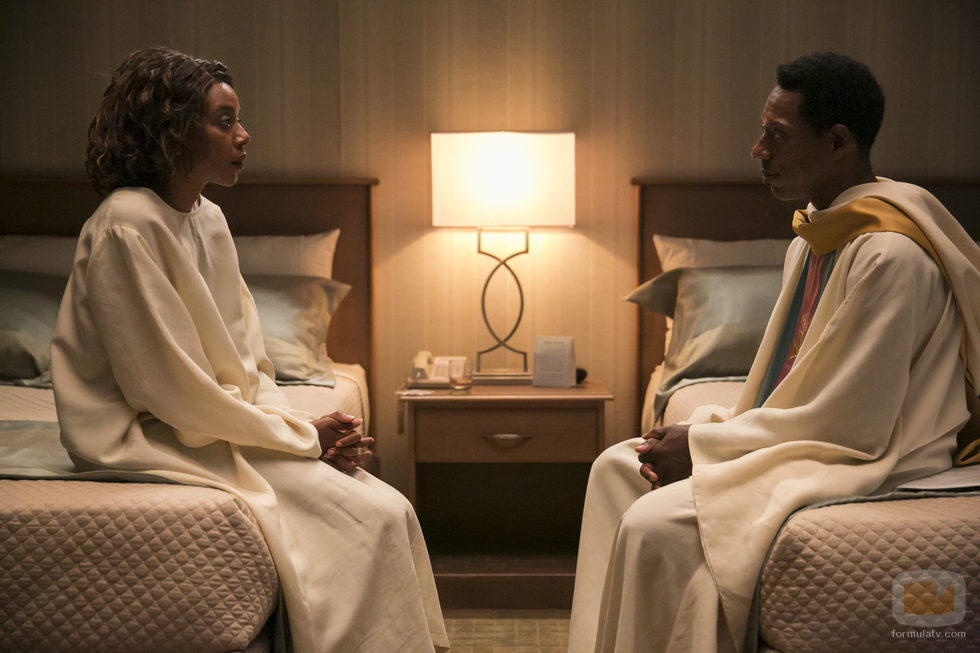 Orlando Jones y Sameerah Luqmaan-Harris en 'Room 104'