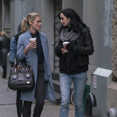 Jessica Jones y Colleen Wing charlan en 'The Defenders'