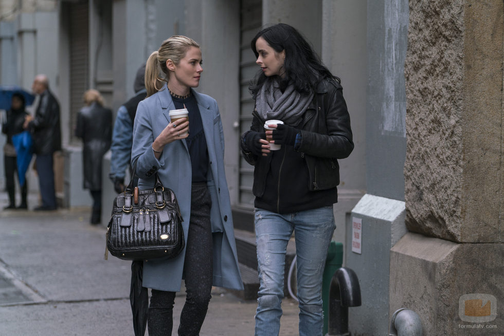 Jessica Jones y Colleen Wing charlan en 'The Defenders'