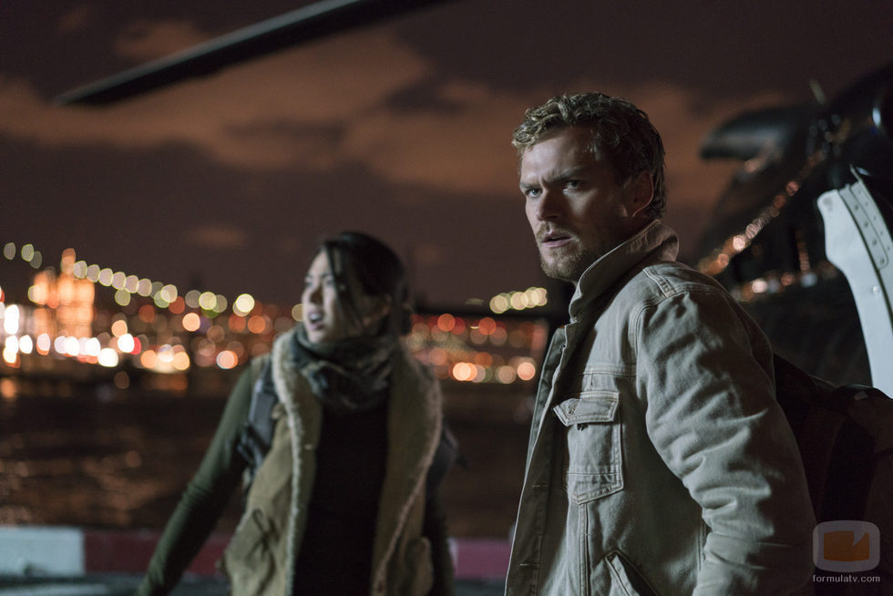 Finn Jones en el papel de Danny Rand, un superhéroe de 'The Defenders'