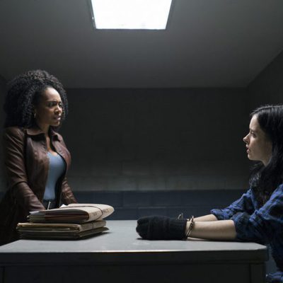Jessica Jones en un interrogatorio en 'The Defenders'
