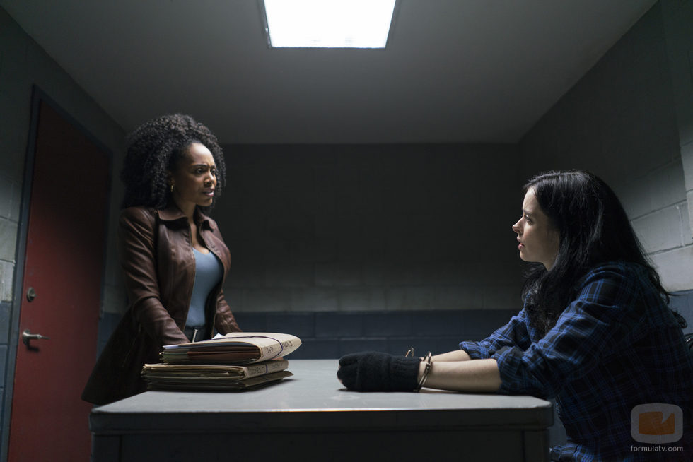 Jessica Jones en un interrogatorio en 'The Defenders'