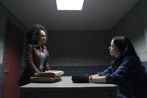 Jessica Jones en un interrogatorio en 'The Defenders'