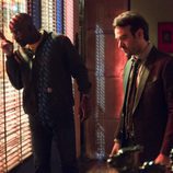 Luke Cage y Daredevil vigilando en 'The Defenders'