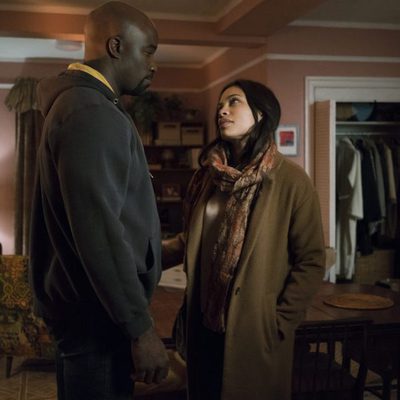 Luke Cage y Claire Temple conversan en 'The Defenders'