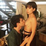 Javier Calvo besa un pezón de Anna Castillo, que aparece desnuda