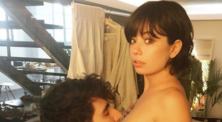 Javier Calvo besa un pezón de Anna Castillo, que aparece desnuda