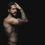 Daniel G. Prim, de perfil con el torso descubierto