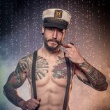 Daniel G. Prim, semidesnudo, con tirantes y una gorra de marinero
