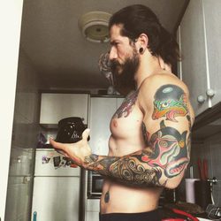 Daniel G. Prim posa, sin camiseta, en la cocina de su casa