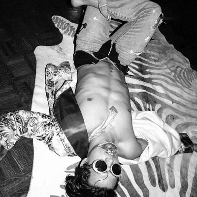 Charles Melton ('Riverdale') posa desnudo