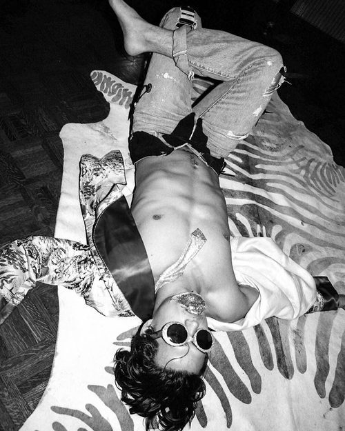 Charles Melton ('Riverdale') posa desnudo