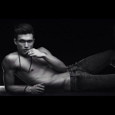 Charles Melton ('Riverdale') posa sugerente y sin camiseta