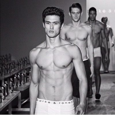 Charles Melton ('Riverdale') desfila como modelo de ropa interior