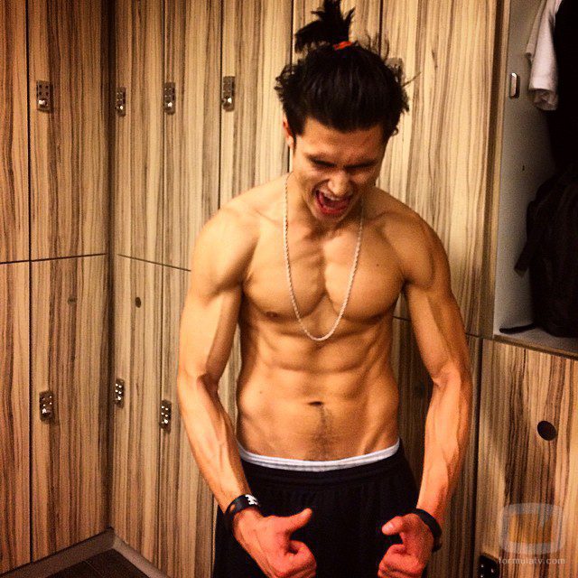 Charles Melton ('Riverdale')muestra su esculpido cuerpo