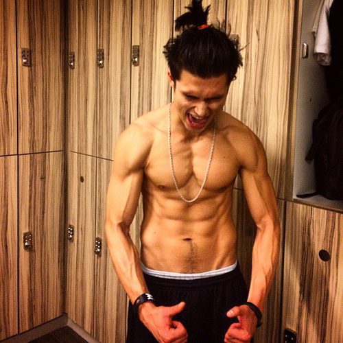Charles Melton ('Riverdale')muestra su esculpido cuerpo