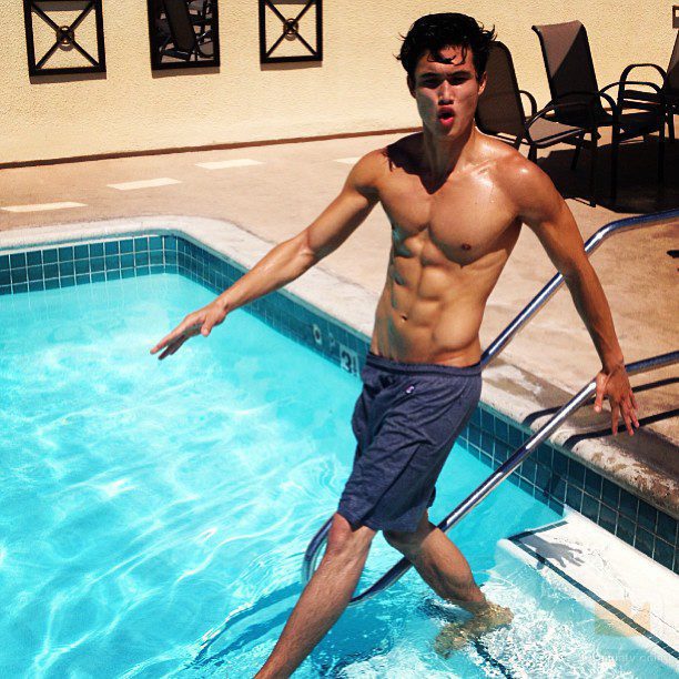 Charles Melton, desnudo en la piscina