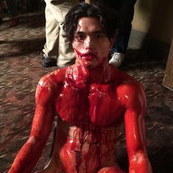 Charles Melton ('Riverdale'), desnudo y cubierto de sangre en 'American Horror Story'