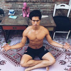 Charles Melton, sin camiseta, haciendo yoga
