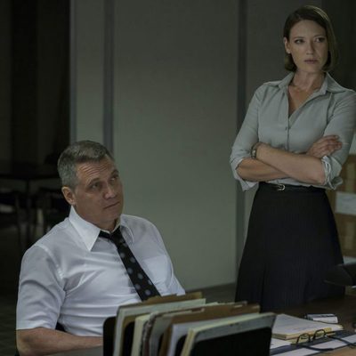 Holt McCallany (Bill Tench) y Anna Torv (Wendy) en 'Mindhunter'
