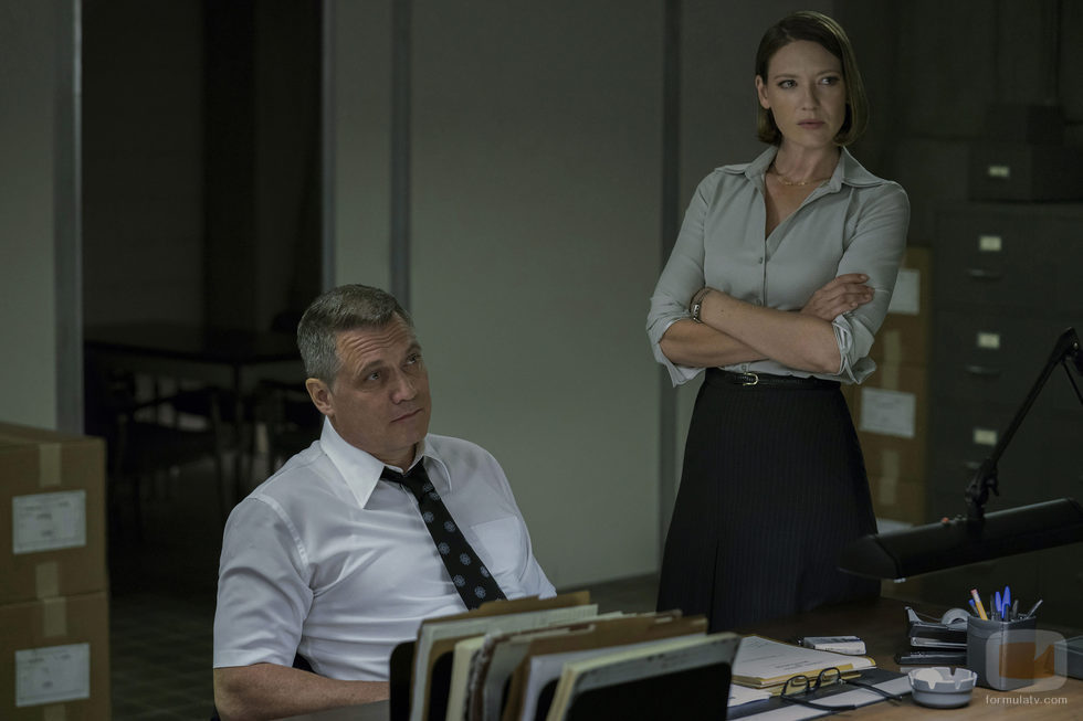 Holt McCallany (Bill Tench) y Anna Torv (Wendy) en 'Mindhunter'