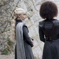 Daenerys y Missandei observan a Jon Nieve en el 7x04 de 'Juego de Tronos'