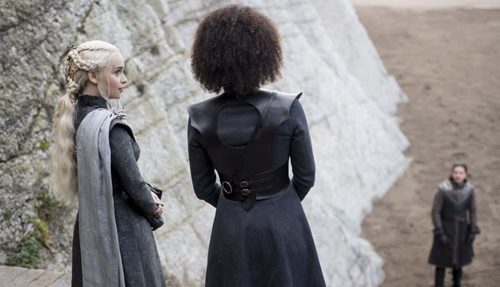 Daenerys y Missandei observan a Jon Nieve en el 7x04 de 'Juego de Tronos'
