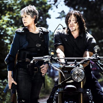 Melissa McBride (Carol Peletier) junto a Norman Reedus (Daryl Dixon) en la 8ª temporada de 'The Walking Dead'