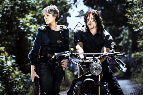 Melissa McBride (Carol Peletier) junto a Norman Reedus (Daryl Dixon) en la 8ª temporada de 'The Walking Dead'