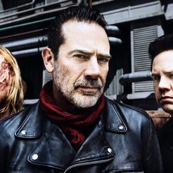 Austin Amelio (Dwight), Jeffrey Dean Morgan (Negan) y Josh McDermitt (Eugene Porter) en la 8ª temporada de 'The Walking Dead'