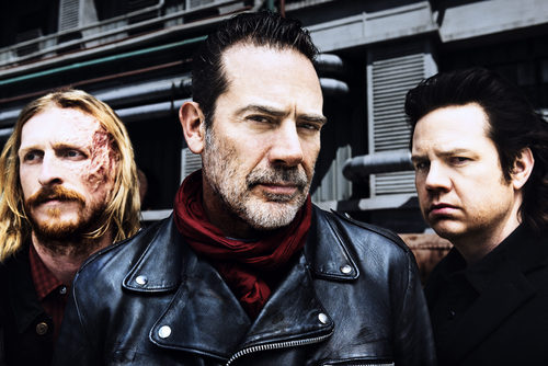 Austin Amelio (Dwight), Jeffrey Dean Morgan (Negan) y Josh McDermitt (Eugene Porter) en la 8ª temporada de 'The Walking Dead'