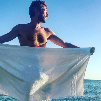 David Valldeperas, director de 'Sálvame', se desnuda en la playa