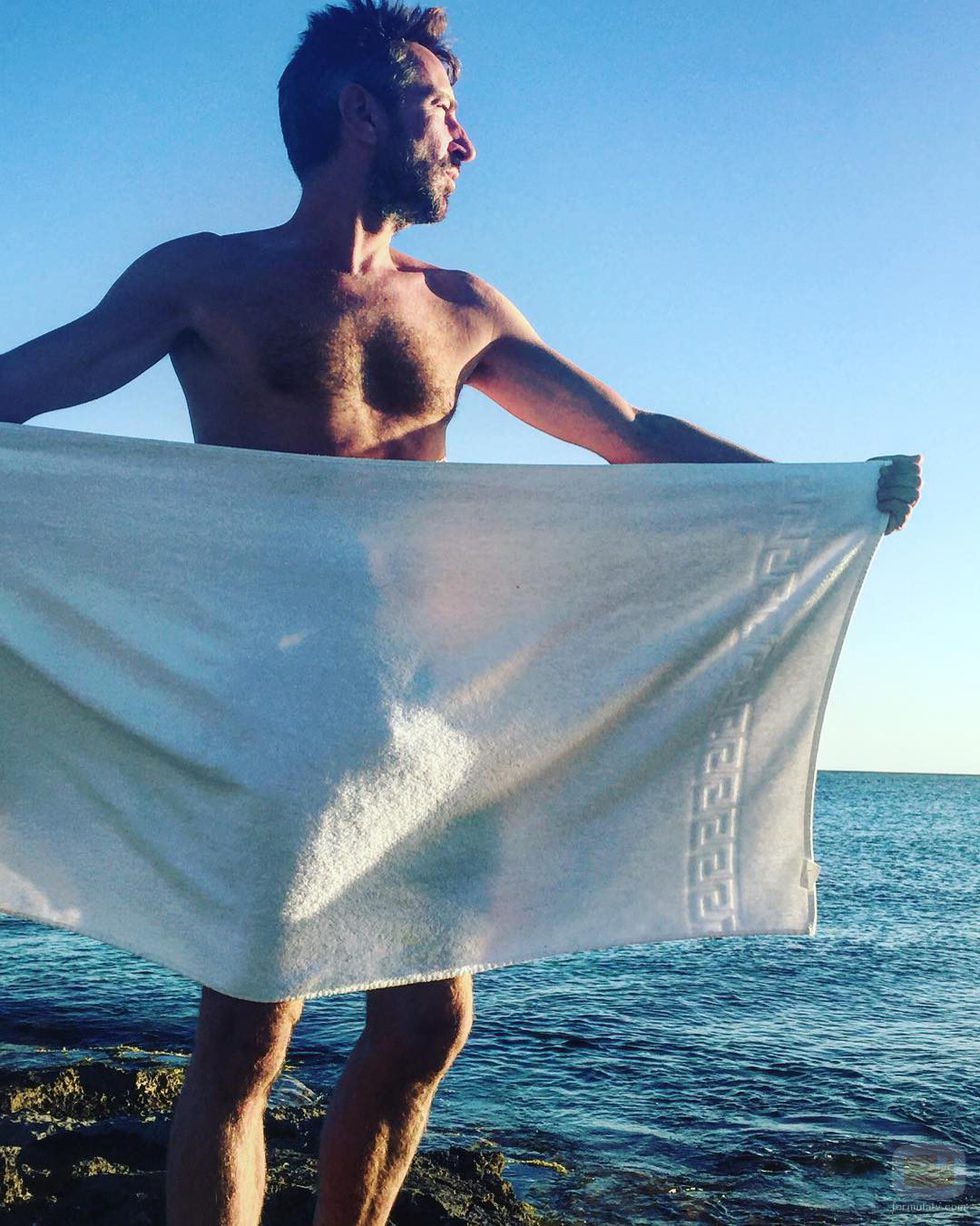David Valldeperas, director de 'Sálvame', se desnuda en la playa