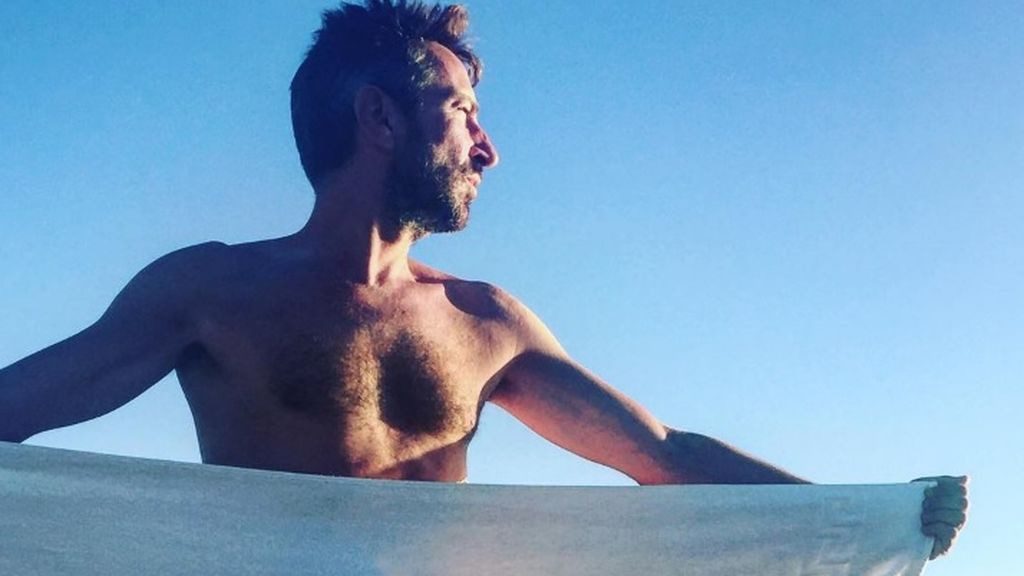 David Valldeperas, director de 'Sálvame', se desnuda en la playa
