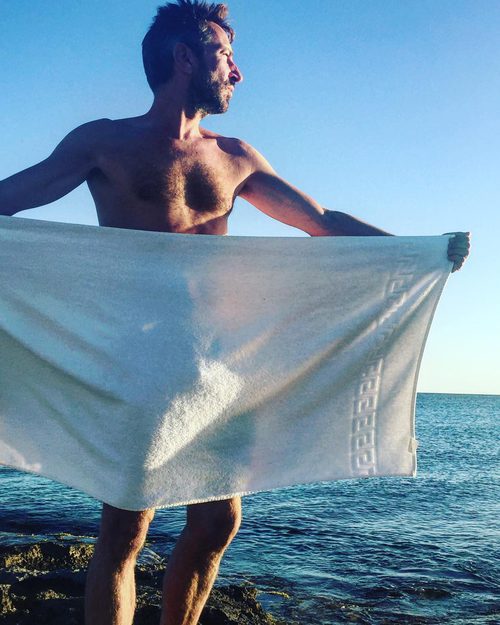 David Valldeperas, director de 'Sálvame', se desnuda en la playa