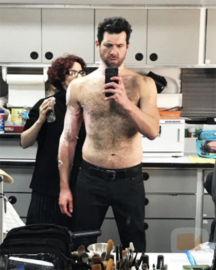 Billy Eichner quitándose el maquillaje del rodaje de 'AHS: Cult'