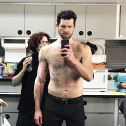 Billy Eichner quitándose el maquillaje del rodaje de 'AHS: Cult'