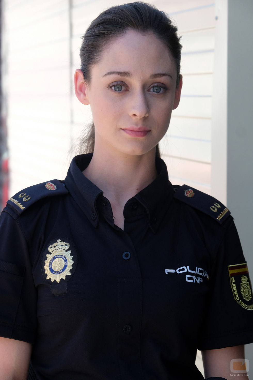Elena Rivera con el uniforme de policía en 'Servir y proteger'