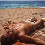Guillermo Martín desnudo en la playa