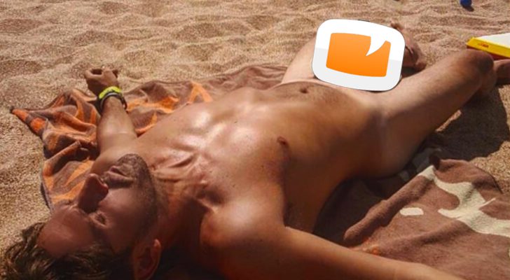 Guillermo Martín desnudo en la playa