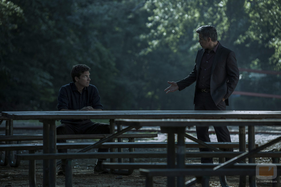 Marty Byrde en una conversación en 'Ozark'