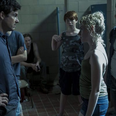 Marty Byrde habla con una joven en 'Ozark'