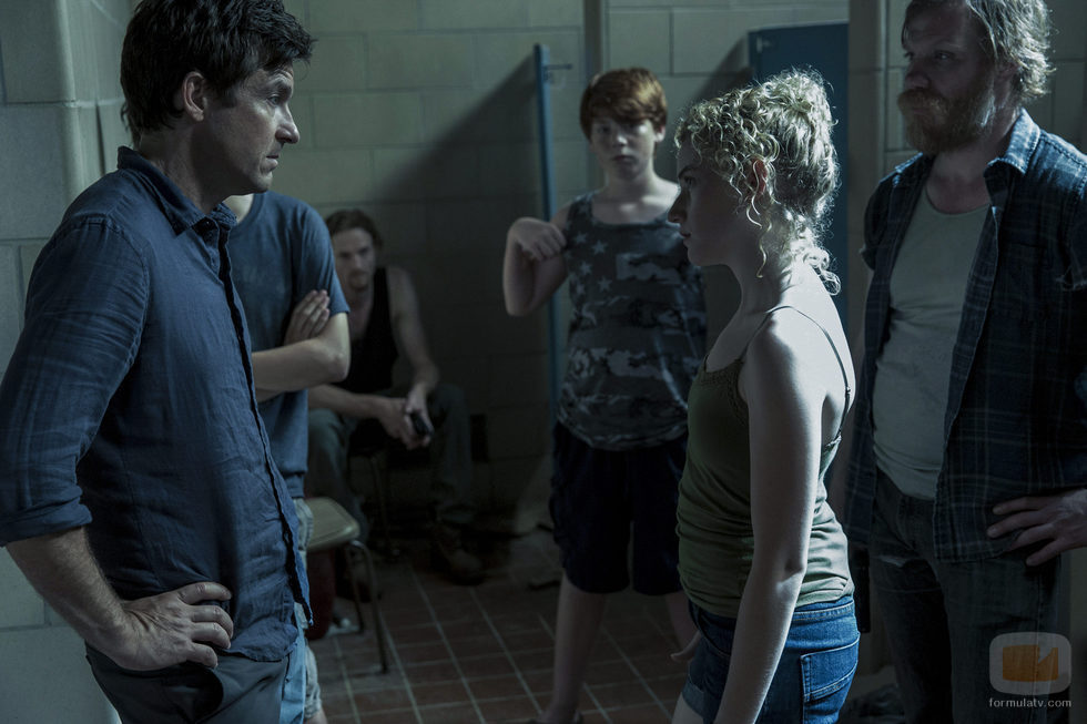 Marty Byrde habla con una joven en 'Ozark'