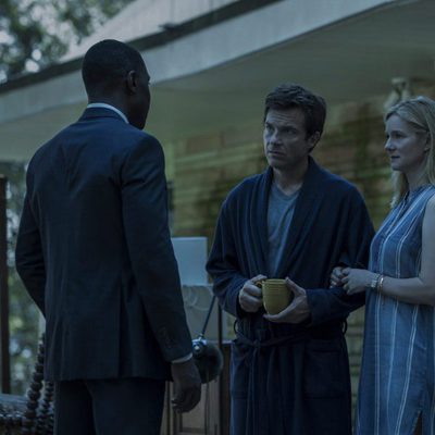 Wendy y Marty hablan con un hombre en 'Ozark'