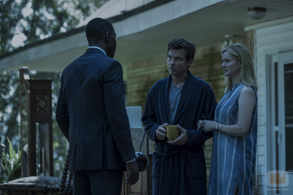 Wendy y Marty hablan con un hombre en 'Ozark'